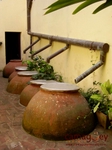 Tinajones en el patio interior de la casa natal de Ignacio Agramonte. Camaguey, Cuba